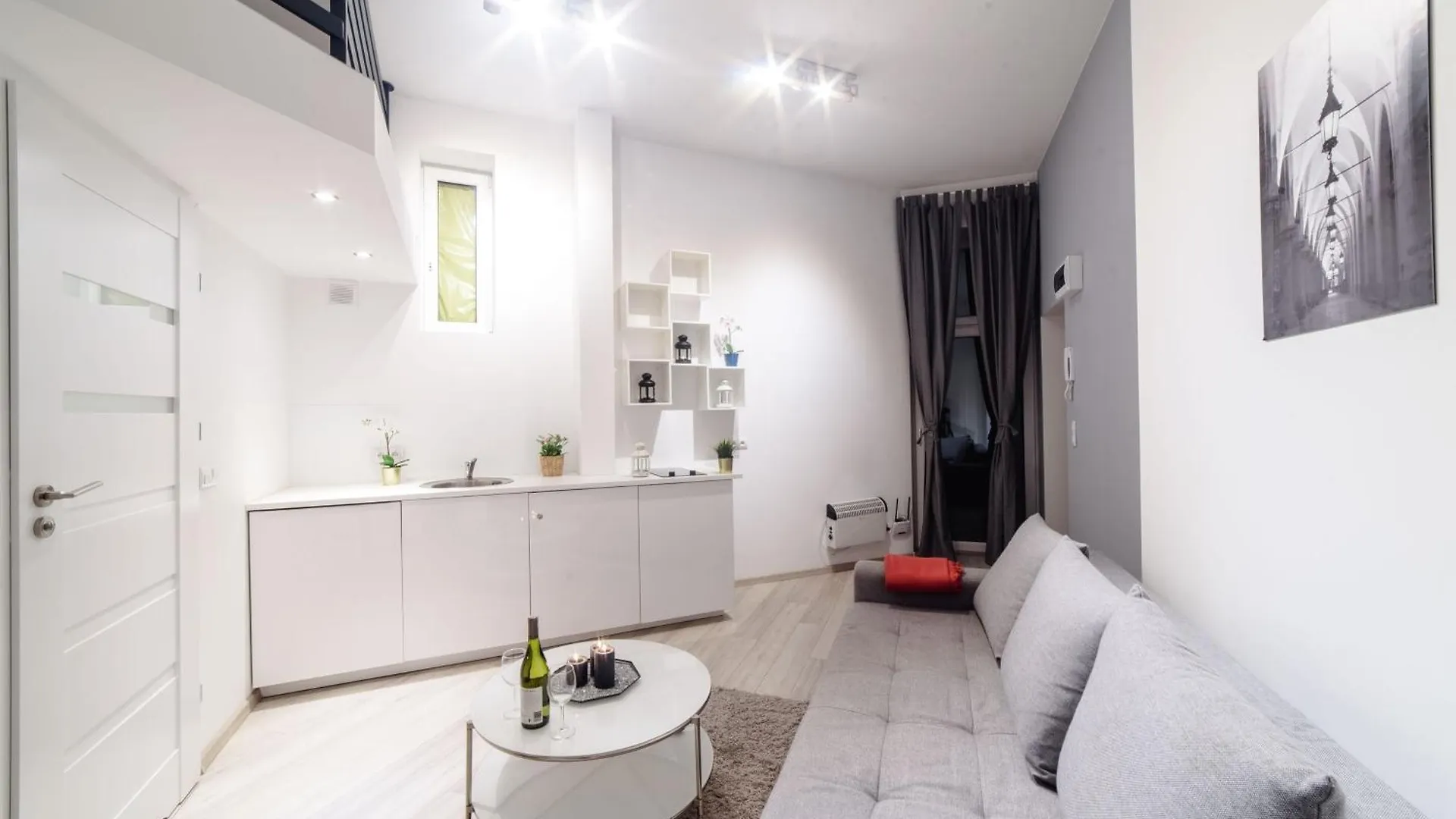 2 Nights Apartments - Great Location, Right Next To Main Rail And Bus Station, 10 Min To Main Square By Foot Cracovie