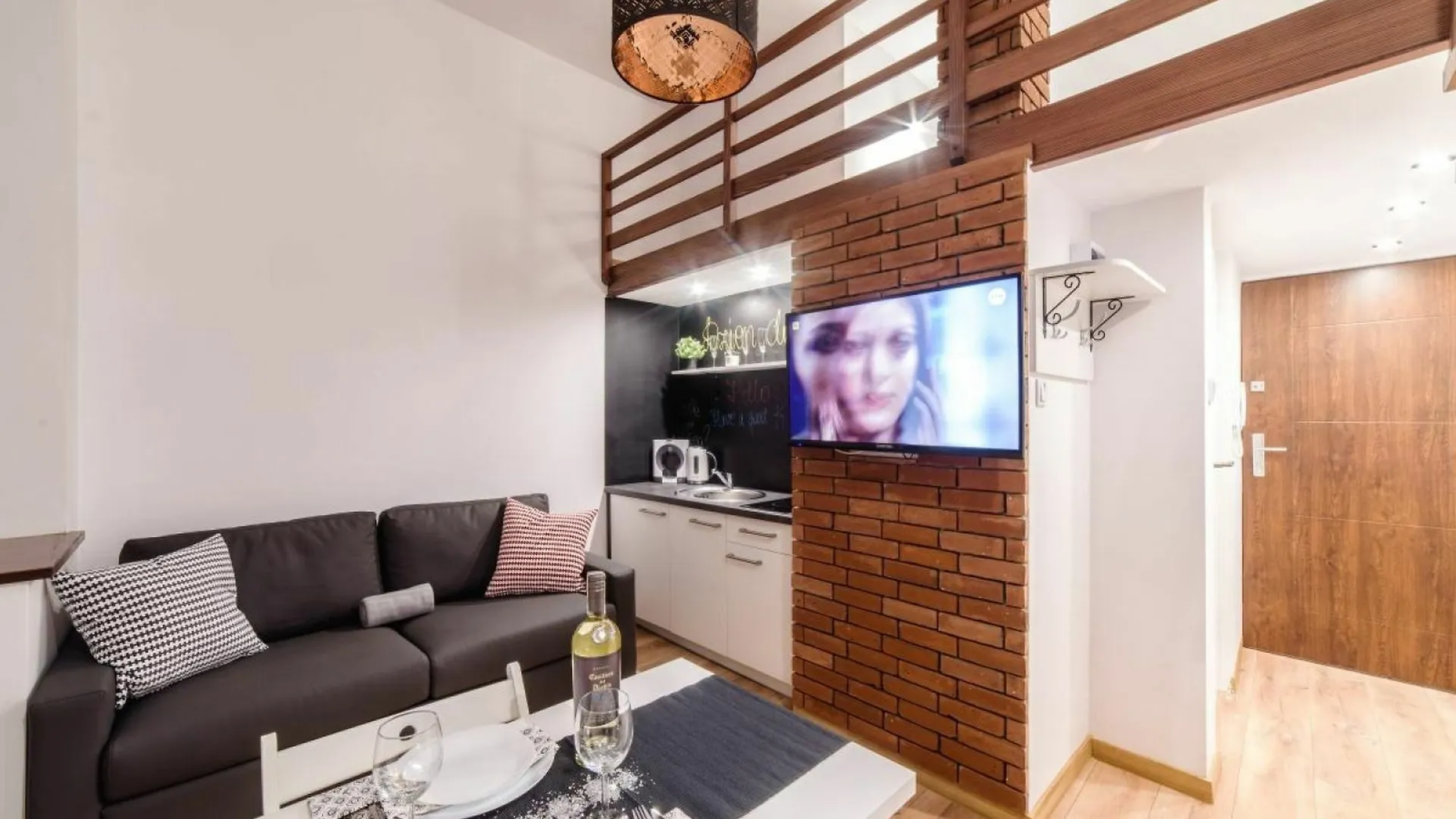 Appart hôtel 2 Nights Apartments - Great Location, Right Next To Main Rail And Bus Station, 10 Min To Main Square By Foot Cracovie