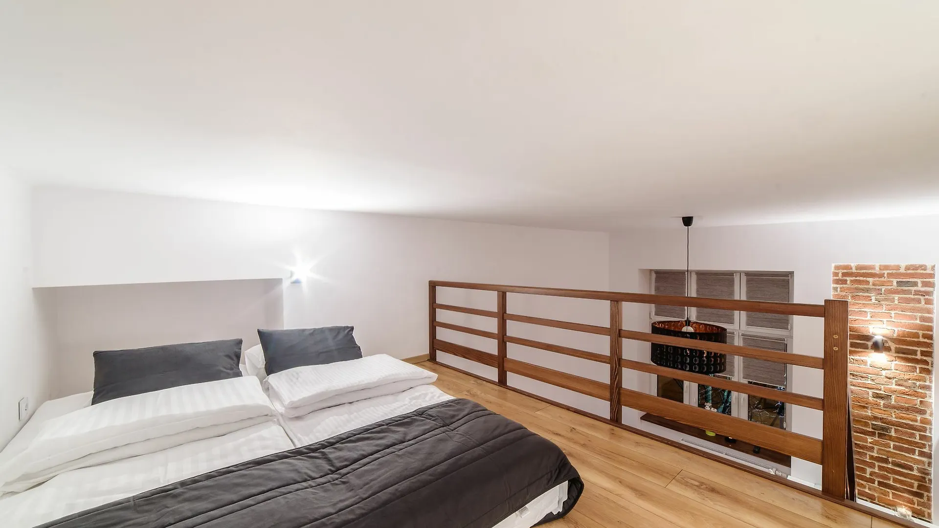2 Nights Apartments - Great Location, Right Next To Main Rail And Bus Station, 10 Min To Main Square By Foot Cracovie