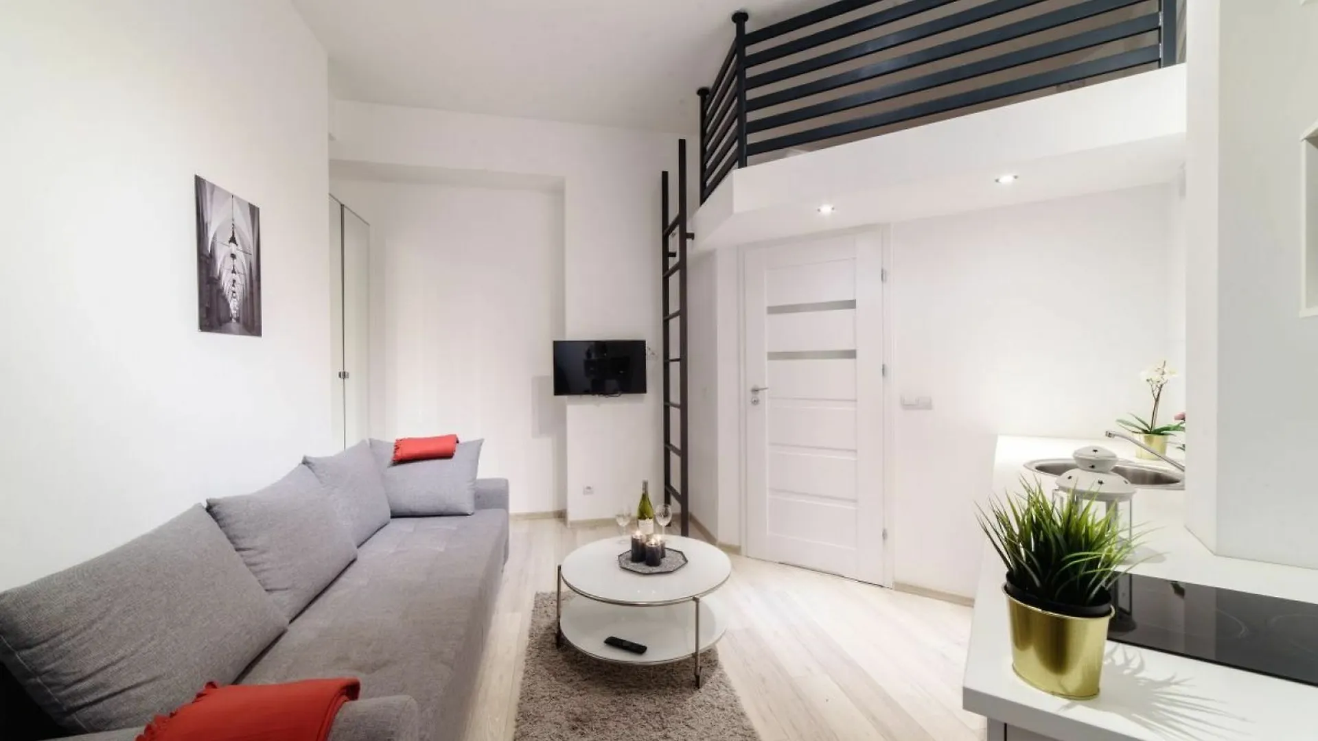 2 Nights Apartments - Great Location, Right Next To Main Rail And Bus Station, 10 Min To Main Square By Foot Cracovie 3*,  Pologne