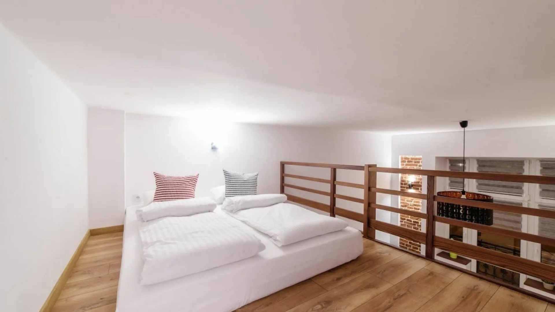 2 Nights Apartments - Great Location, Right Next To Main Rail And Bus Station, 10 Min To Main Square By Foot Krakov Aparthotel