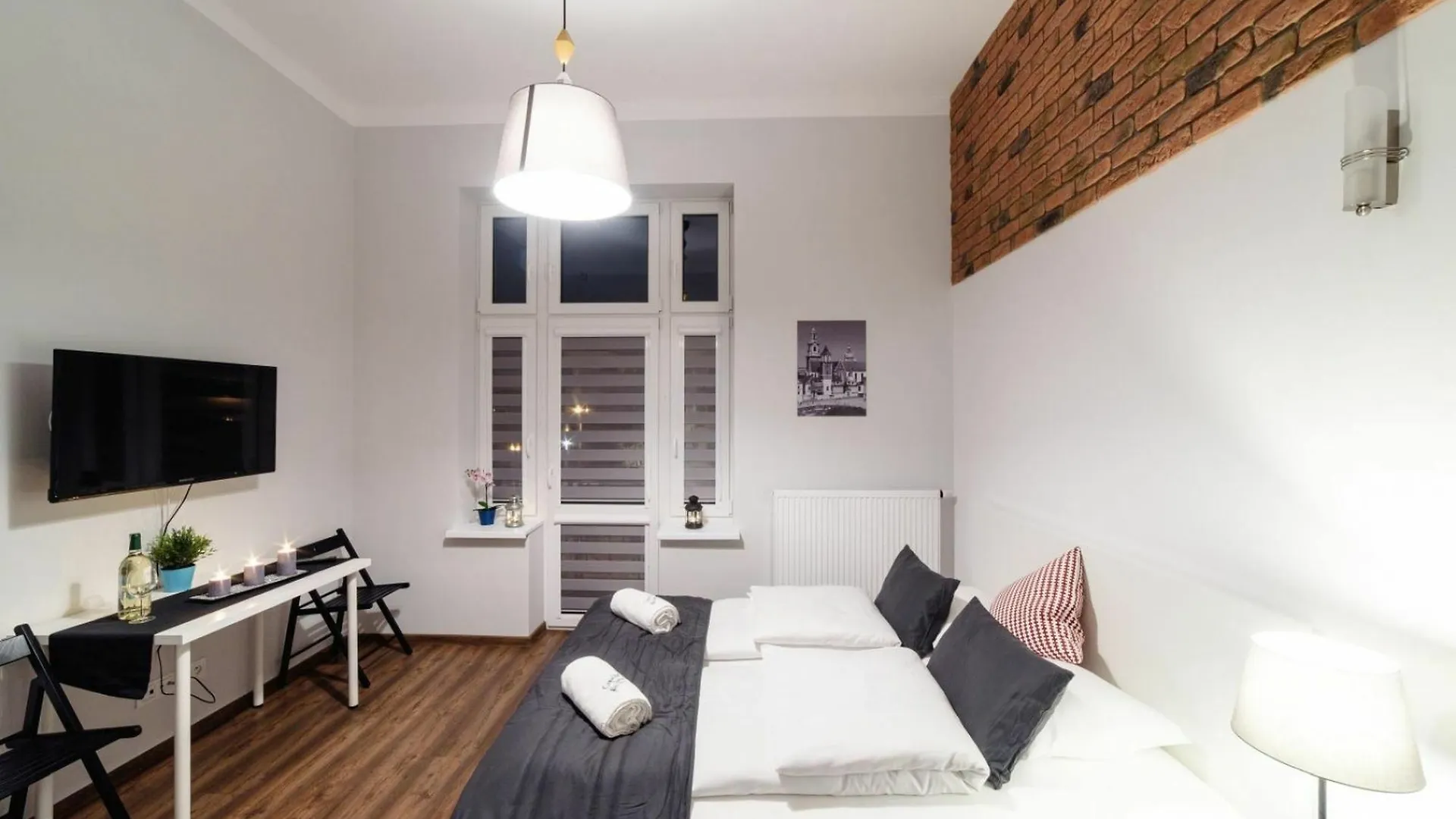 *** Aparthotel 2 Nights Apartments - Great Location, Right Next To Main Rail And Bus Station, 10 Min To Main Square By Foot Krakov Polsko